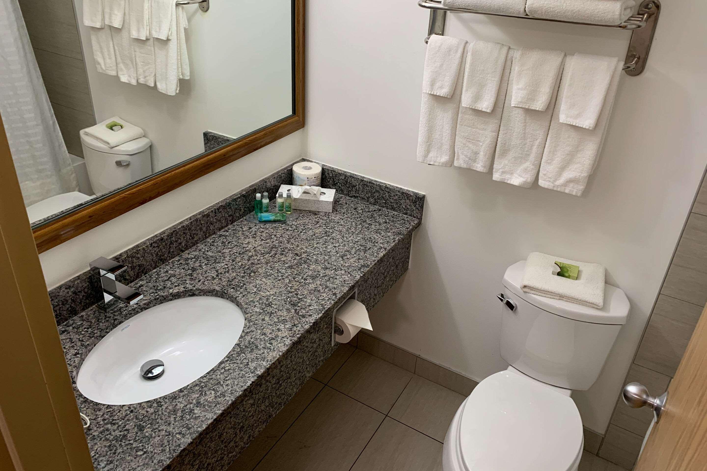 Sky Palace Inn & Suites By Jasper Beeville Exterior photo