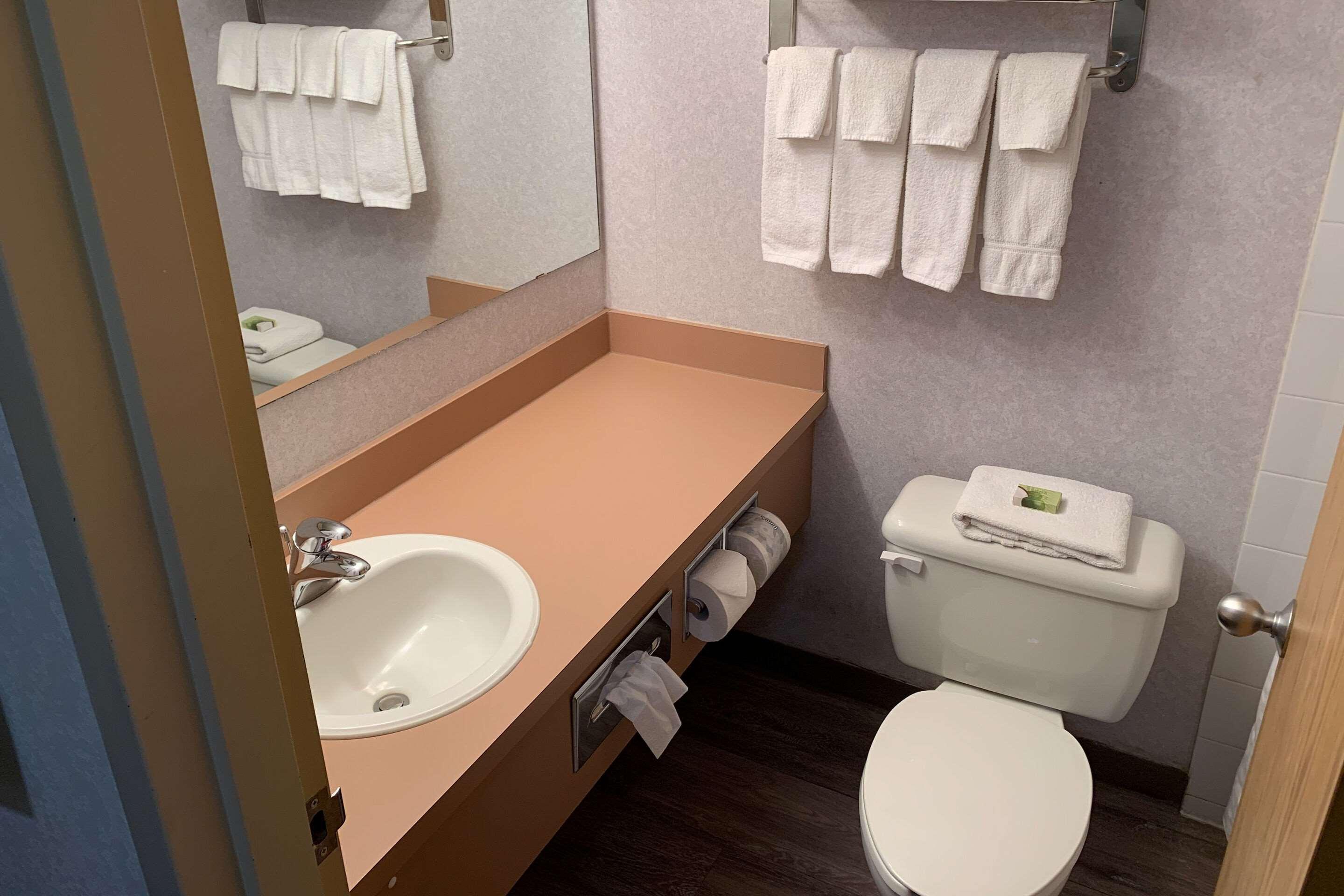 Sky Palace Inn & Suites By Jasper Beeville Exterior photo