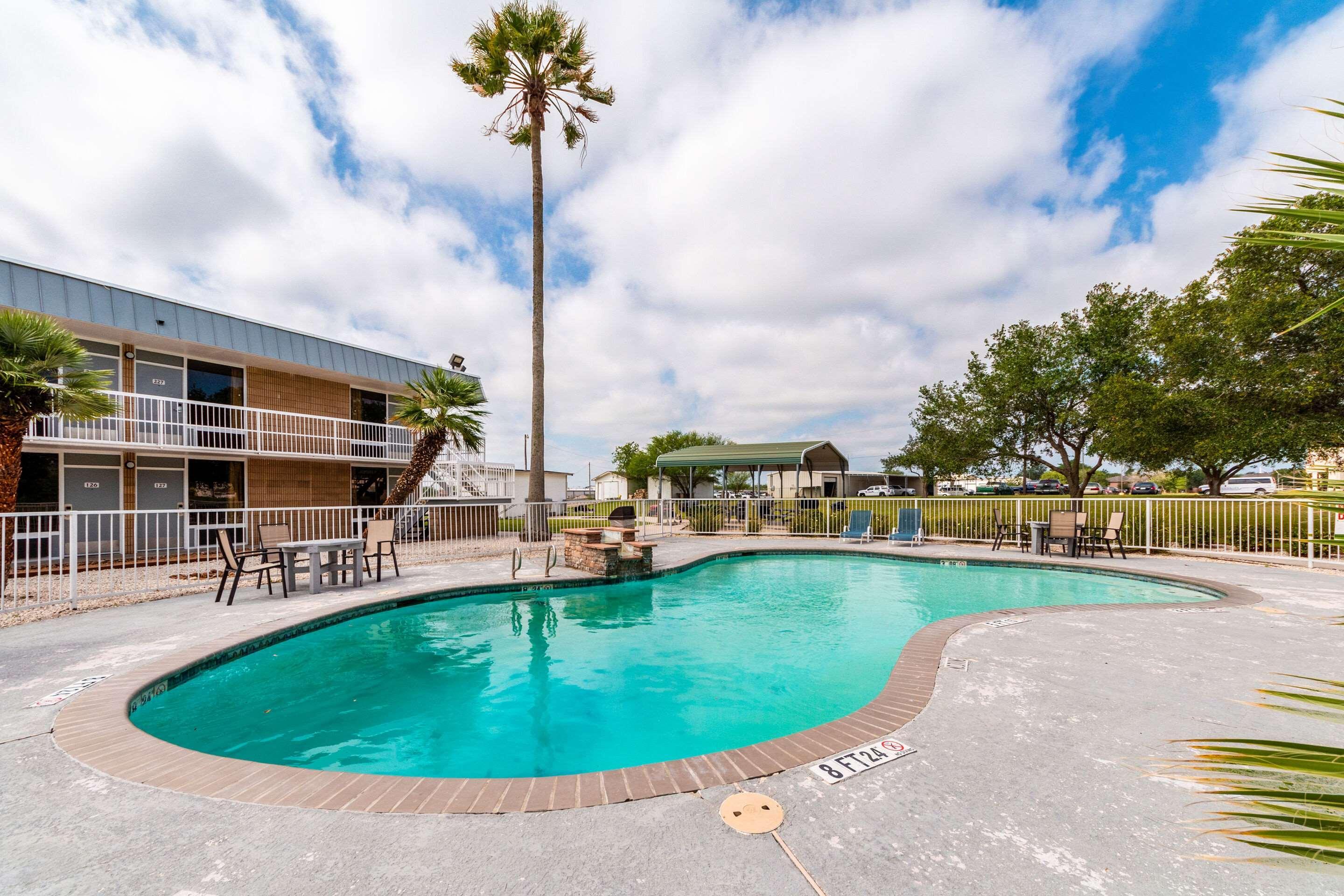 Sky Palace Inn & Suites By Jasper Beeville Exterior photo