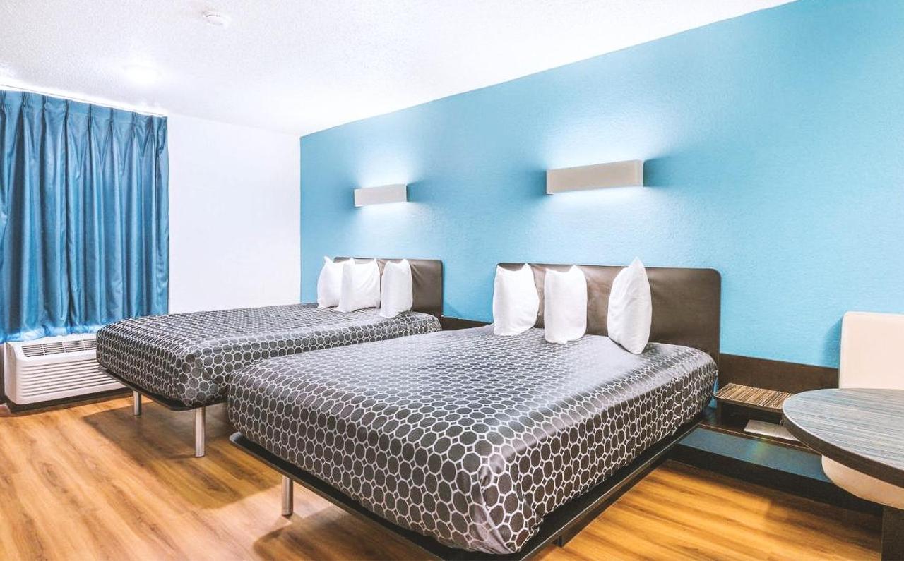 Sky Palace Inn & Suites By Jasper Beeville Exterior photo