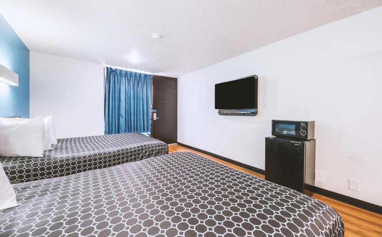 Sky Palace Inn & Suites By Jasper Beeville Exterior photo