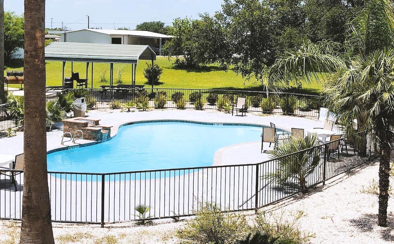 Sky Palace Inn & Suites By Jasper Beeville Exterior photo