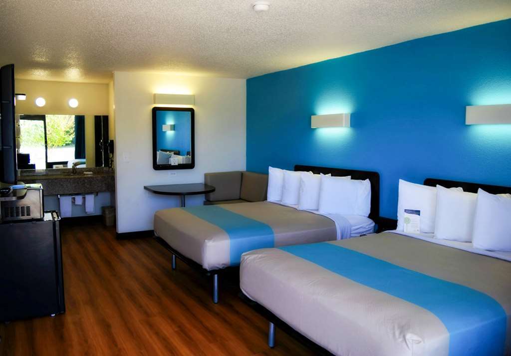 Sky Palace Inn & Suites By Jasper Beeville Room photo