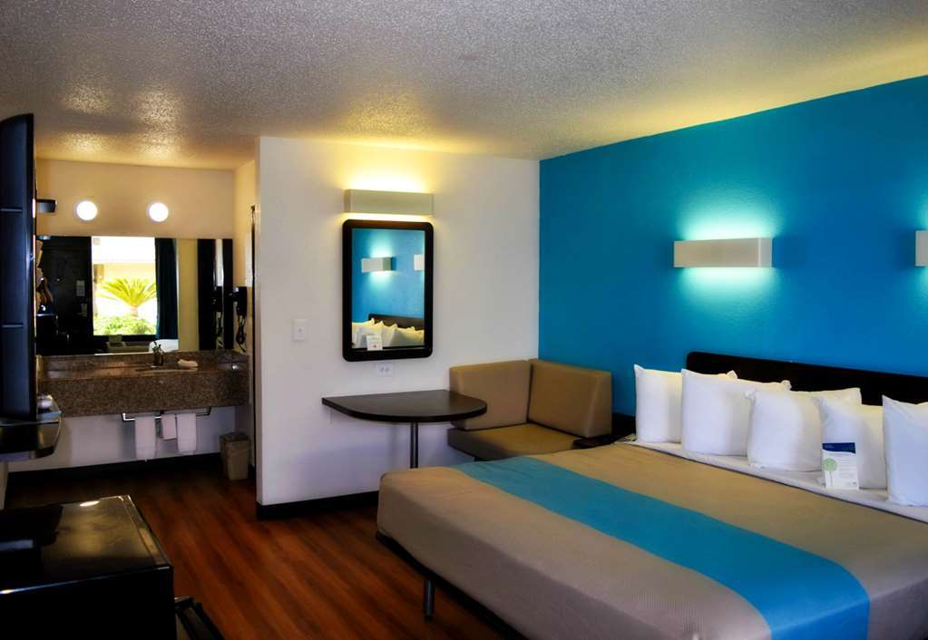 Sky Palace Inn & Suites By Jasper Beeville Room photo